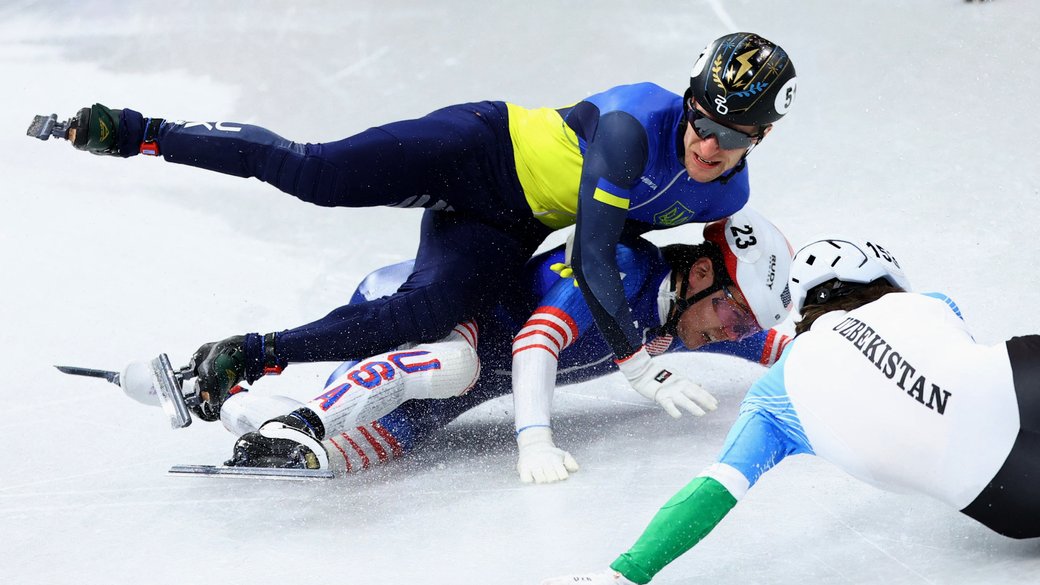 Падіння Олега Гандея у кваліфікації шорт-треку на Олімпіаді-2026. REUTERS/Yves Herman